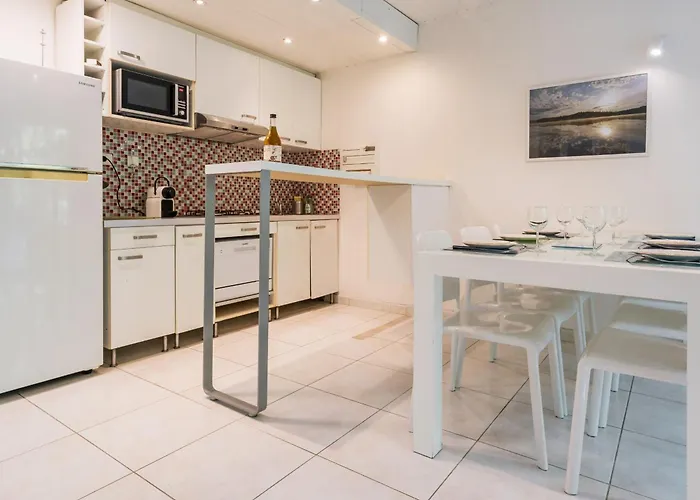 Contemporain Avec Jardin Et Parking A - Fr-1-306-1309